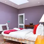 Hotel-Style Apartment With Free Parking, Sleeps 4