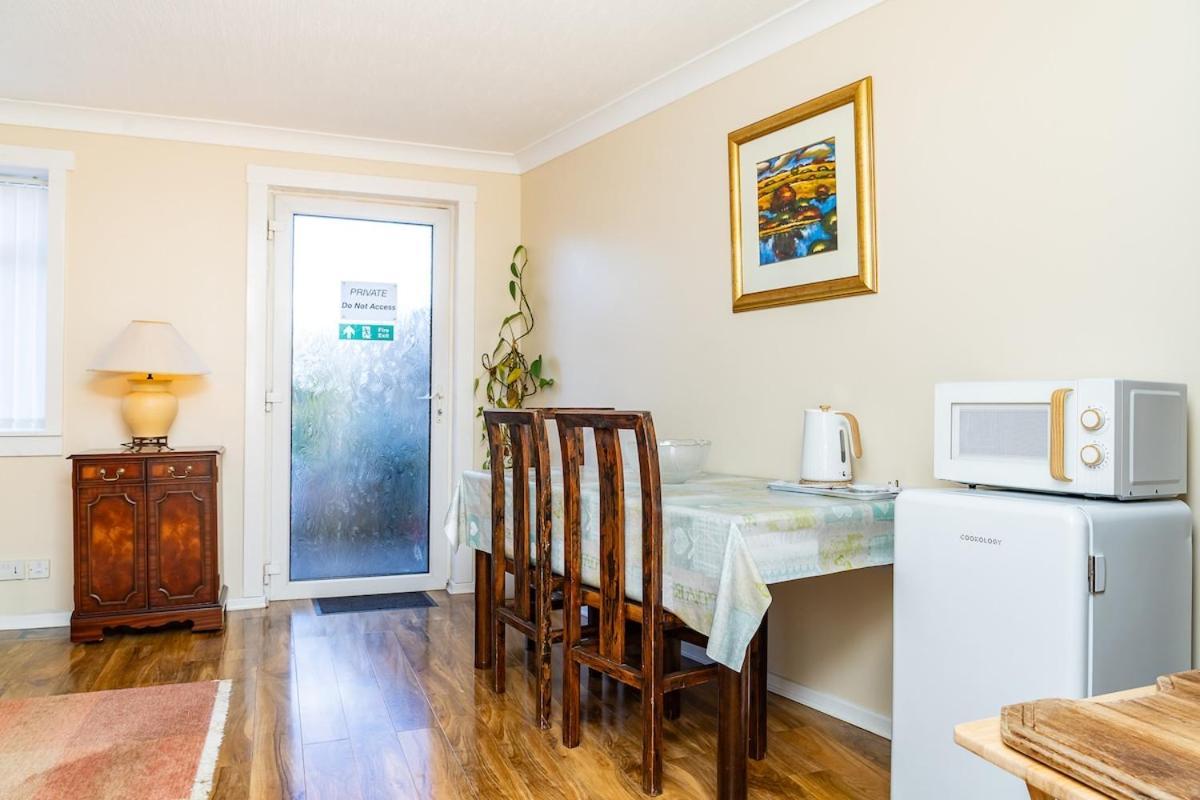 Hotel-style With Free Parking, Sleeps 4 Edinburgh