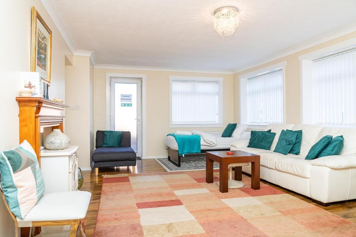 Hotel-style With Free Parking, Sleeps 4 Apartment