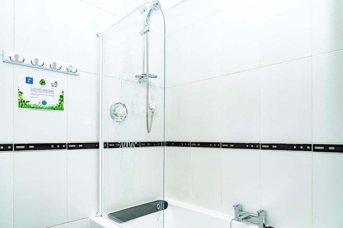 Hotel-style With Free Parking, Sleeps 4
