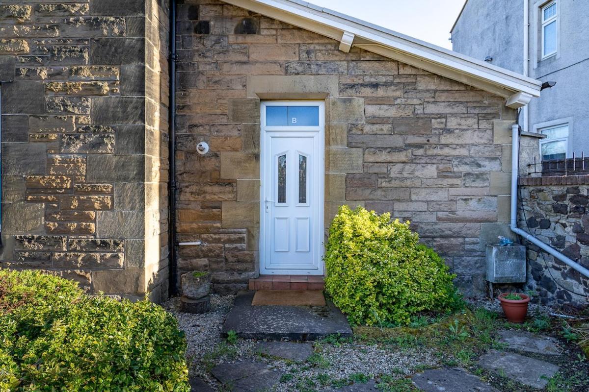 Hotel-style With Free Parking, Sleeps 4 Apartment Edinburgh