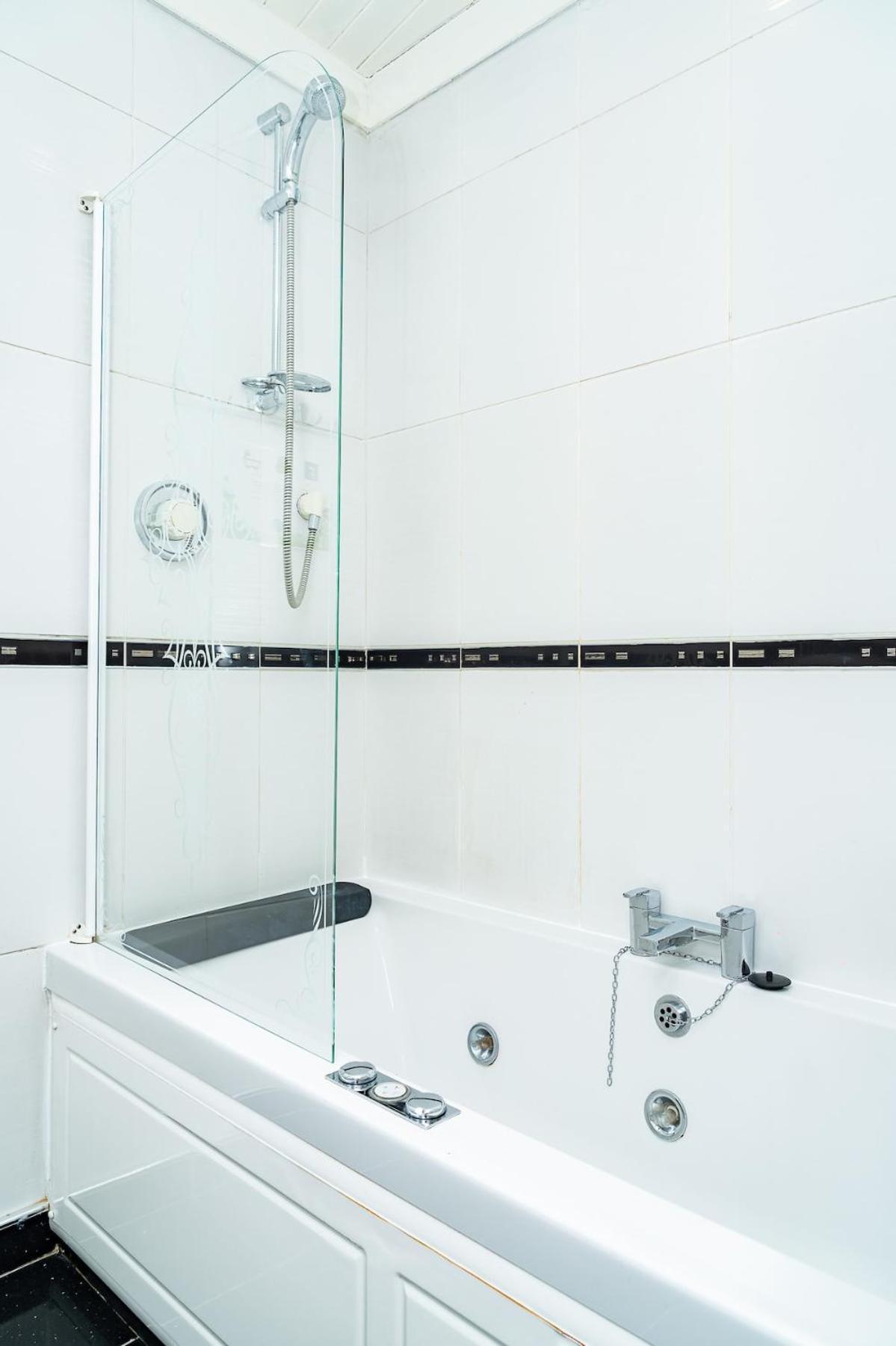 Hotel-style With Free Parking, Sleeps 4 Apartment *