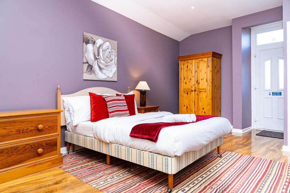 Hotel-style With Free Parking, Sleeps 4 Edinburgh