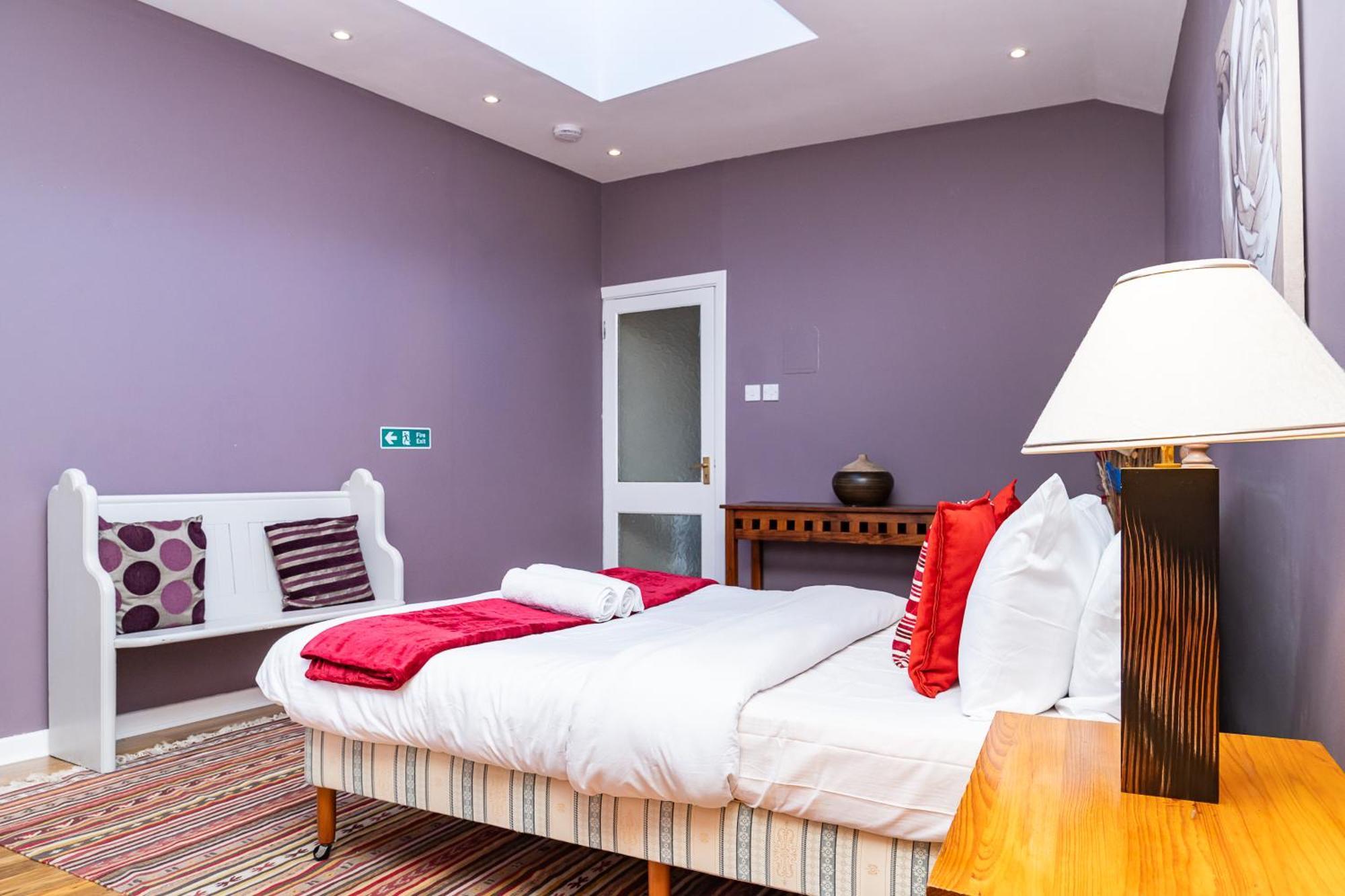 Hotel-style With Free Parking, Sleeps 4 Edinburgh