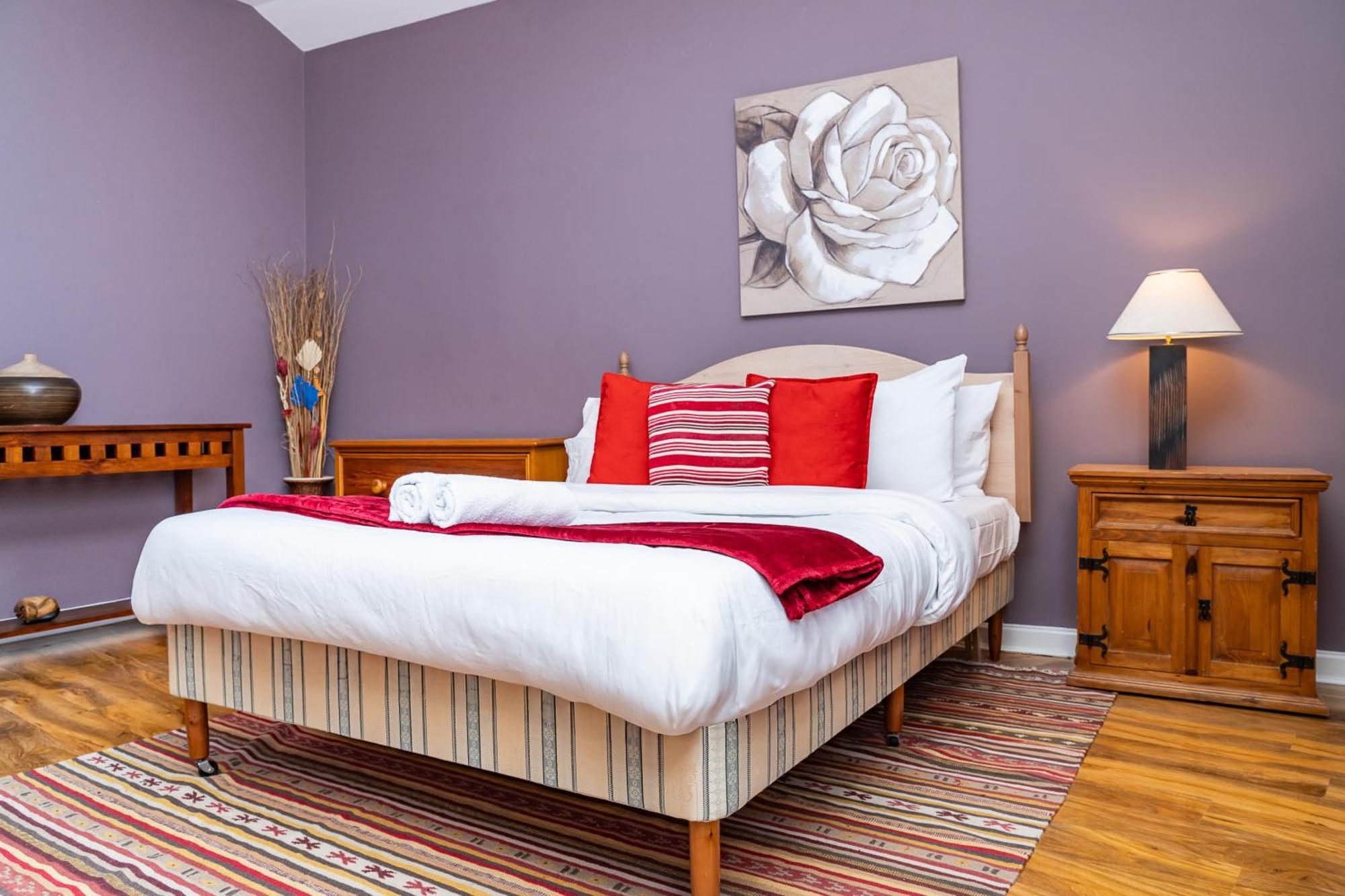 Hotel-style With Free Parking, Sleeps 4 * Edinburgh