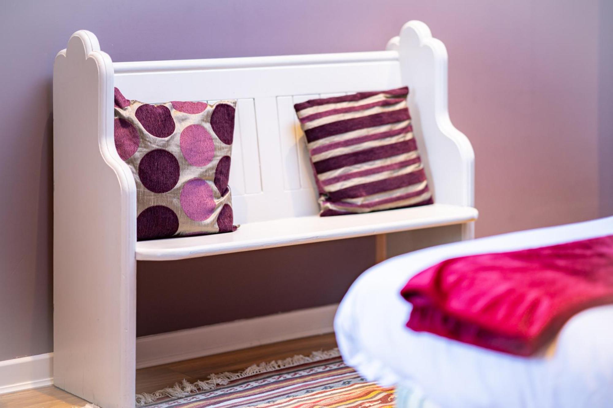 Hotel-style With Free Parking, Sleeps 4 Edinburgh