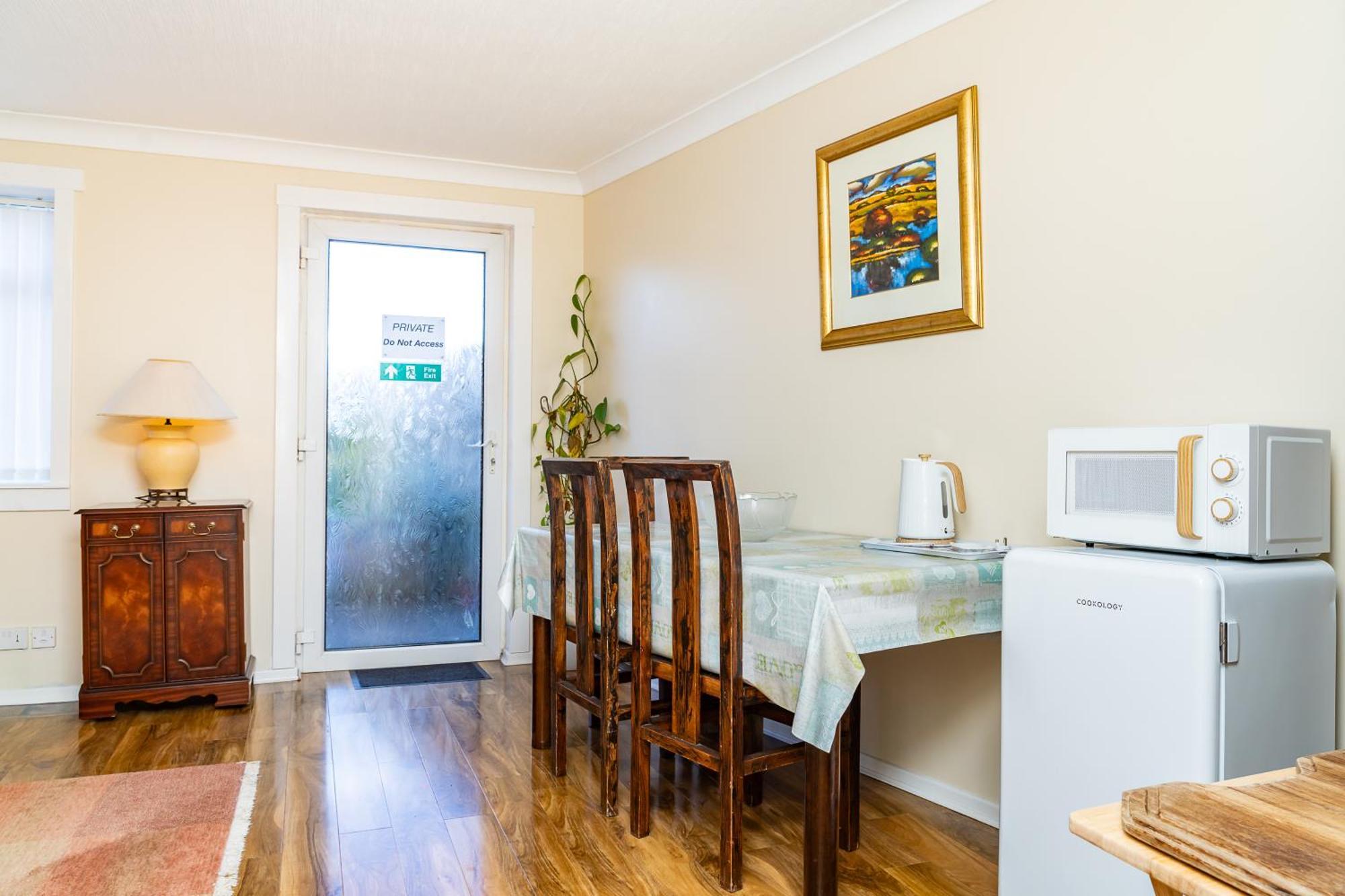 Hotel-style With Free Parking, Sleeps 4 *